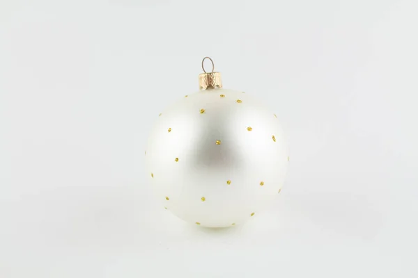 Gümüş Top Beyaz Bir Noel Ağacında — Stok fotoğraf