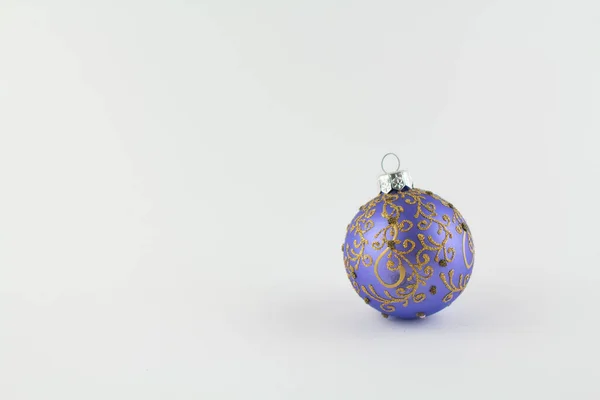 Boule Pourpre Pour Sapin Noël Sur Blanc — Photo