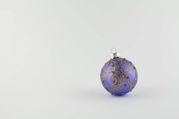 Μωβ Μπάλα Για Χριστουγεννιάτικο Δέντρο Λευκό — Φωτογραφία Αρχείου