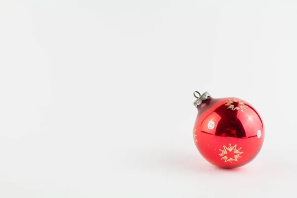 Παιχνίδι Κόκκινη Μπάλα Για Χριστουγεννιάτικο Δέντρο Ένα Λευκό — Φωτογραφία Αρχείου