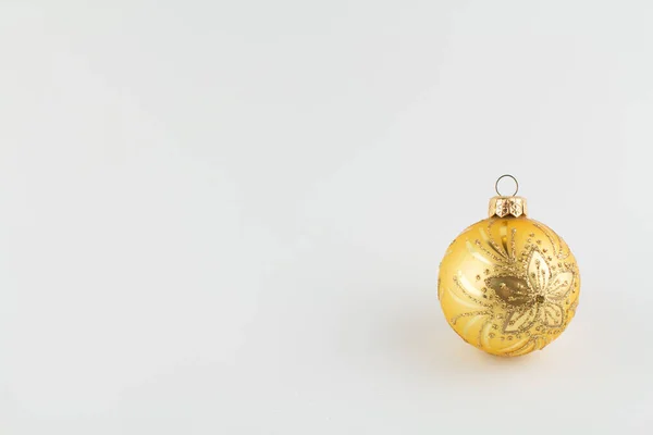 Boule Dorée Pour Sapin Noël Sur Blanc — Photo