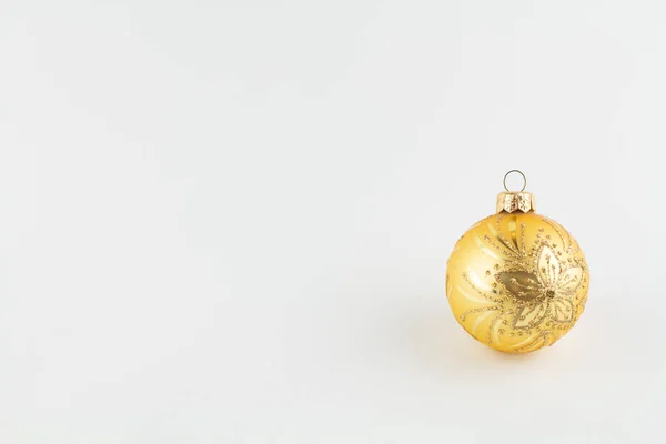 Beyaz Üzerinde Noel Ağacı Için Altın Top — Stok fotoğraf