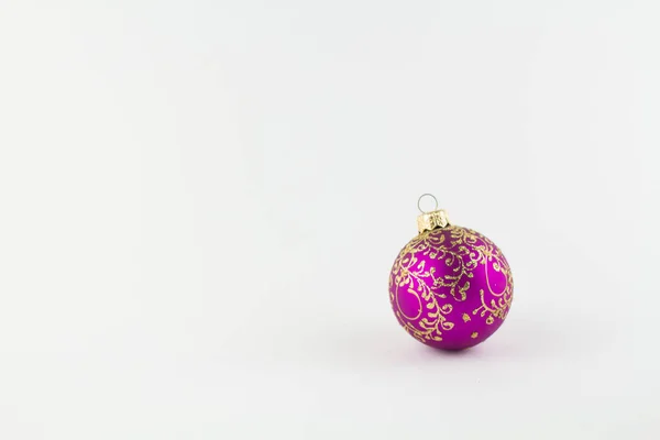 白い上のクリスマスツリーのための紫のボール — ストック写真