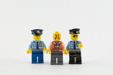 Oyuncak yapımcısıyla çalışan işçi elleri