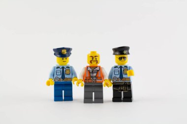 Oyuncak yapımcısıyla çalışan işçi elleri