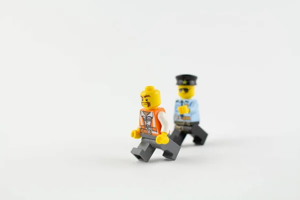 Trabalhador Mãos Com Policial Brinquedo Construtor — Fotografia de Stock
