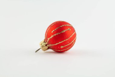 Beyaz arkaplanda Noel ağacı için kırmızı bir top