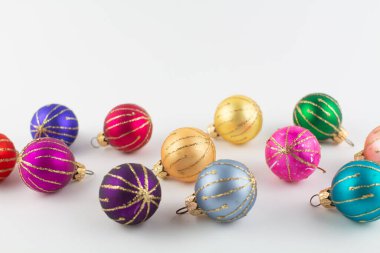 Beyaz arka planda çok renkli Noel oyuncakları