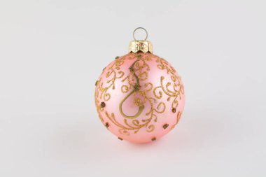 Beyaz arkaplanda Noel ağacı için pembe bir top.