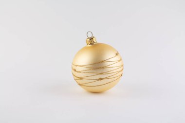 Beyaz arka planda noel ağacı için altın bir top