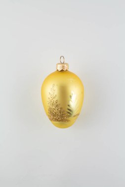 Beyaz arka planda noel ağacı için altın bir top