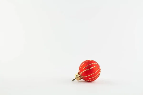 Uma Bola Vermelha Para Árvore Natal Fundo Branco — Fotografia de Stock