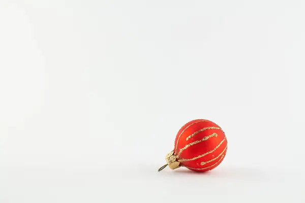 Uma Bola Vermelha Para Árvore Natal Fundo Branco — Fotografia de Stock