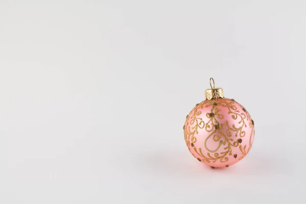 Een Roze Bal Voor Kerstboom Witte Achtergrond — Stockfoto