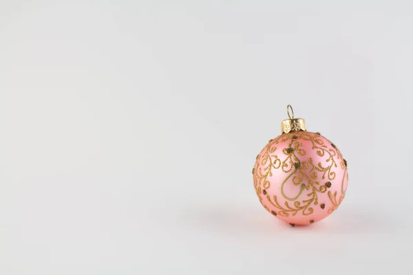白い背景のクリスマスツリーのピンクのボール — ストック写真