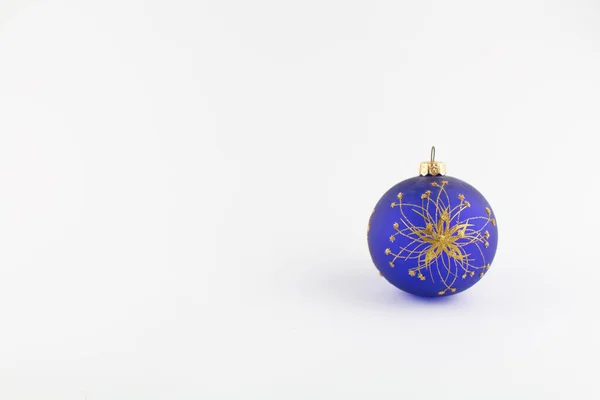 Una Palla Blu Albero Natale Sfondo Bianco — Foto Stock