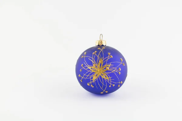 Eine Blaue Kugel Für Den Weihnachtsbaum Auf Weißem Hintergrund — Stockfoto