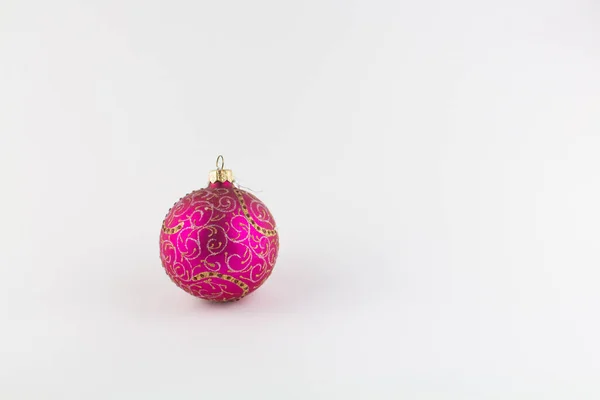 白い背景のクリスマスツリーのピンクのボール — ストック写真