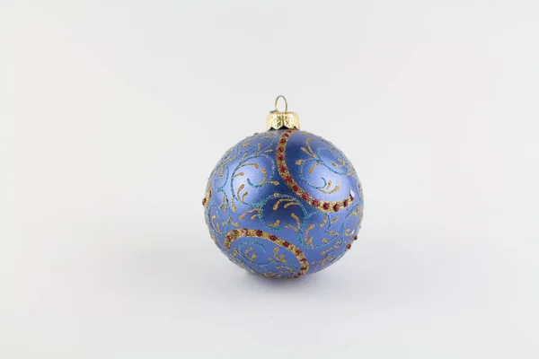 Eine Blaue Kugel Für Den Weihnachtsbaum Auf Weißem Hintergrund — Stockfoto