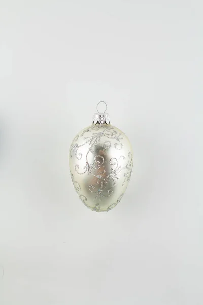 白色背景的圣诞树银球 — 图库照片