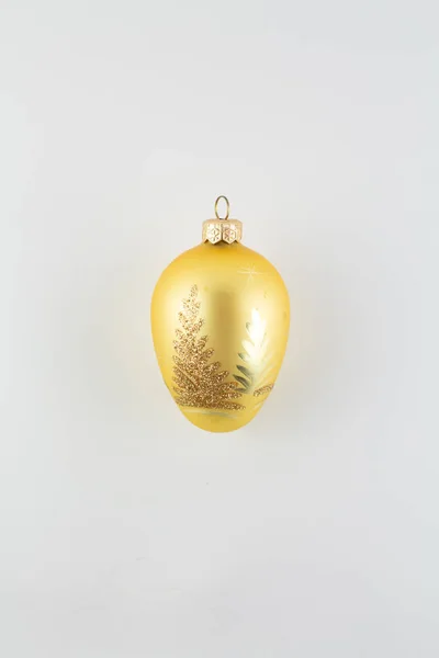 Eine Goldene Kugel Für Den Weihnachtsbaum Auf Weißem Hintergrund — Stockfoto