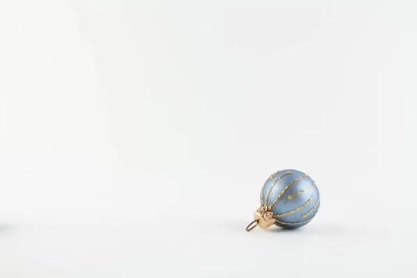 Une Boule Bleue Pour Arbre Noël Sur Fond Blanc — Photo