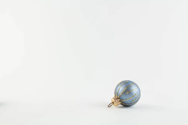 Uma Bola Azul Para Árvore Natal Fundo Branco — Fotografia de Stock