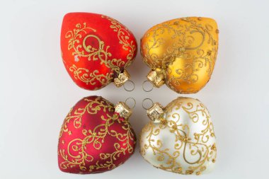 Arkadaki Noel ağacı için oyuncak kalpler seti.