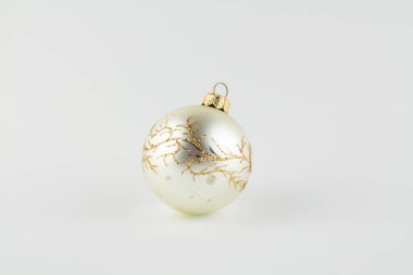 Arka planda Noel ağacı için bir sürü gümüş top var.