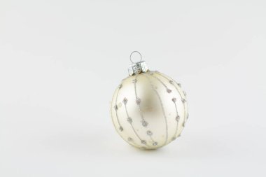 Arka planda Noel ağacı için bir sürü gümüş top var.