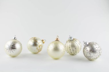 Arka planda Noel ağacı için bir sürü gümüş top var.