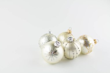 Arka planda Noel ağacı için bir sürü gümüş top var.