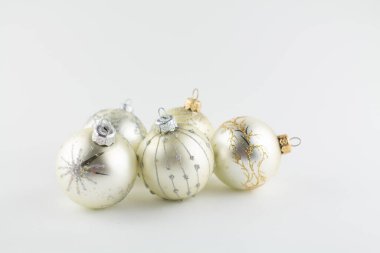 Arka planda Noel ağacı için bir sürü gümüş top var.