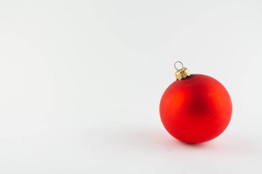 Beyaz arkaplanda Noel ağacı için kırmızı bir top