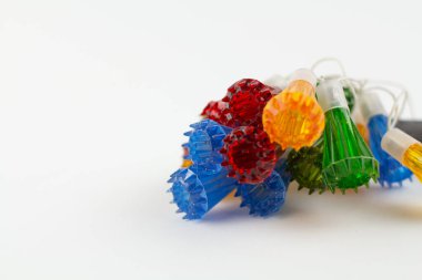 Noel ağacı için beyaz arka planda klasik bir ışık.