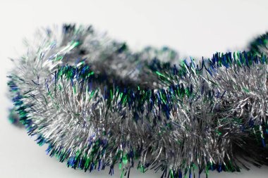 Noel için gümüş bir çelenk Tatil arka planında