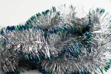 Noel için gümüş bir çelenk Tatil arka planında