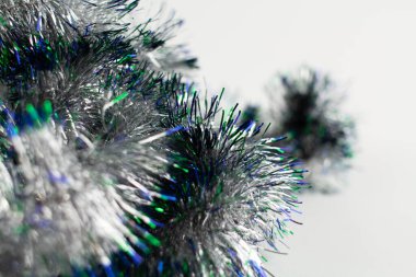 Noel için gümüş bir çelenk Tatil arka planında