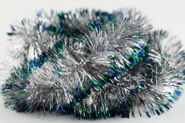 Noel için gümüş bir çelenk Tatil arka planında