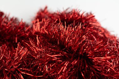 Noel arkaplanda kırmızı bir çelenk.