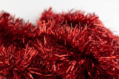 Noel arkaplanda kırmızı bir çelenk.