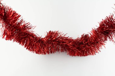 Noel arkaplanda kırmızı bir çelenk.