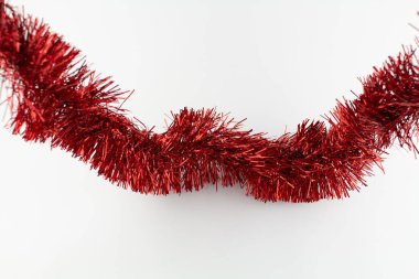 Noel arkaplanda kırmızı bir çelenk.