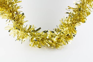 Noel için altın bir çelenk Tatil arka planında