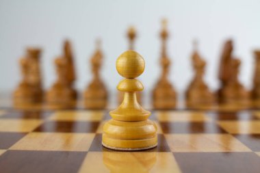 İlk adım beyaz satranç tahtası.