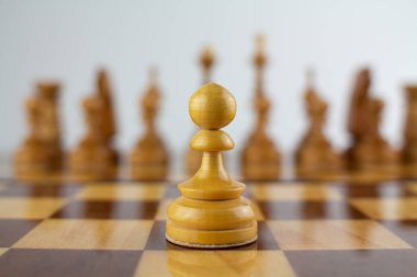 İlk adım beyaz satranç tahtası.