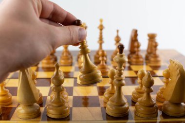 Adam satranç taşıyla bir adım atar.