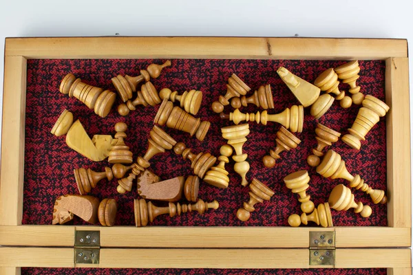 一套棋子放在一个木箱里 — 图库照片