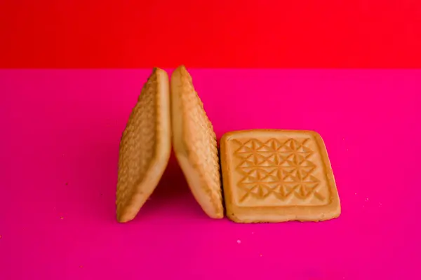 Biscoitos Quadrados Fundo Rosa Mesa — Fotografia de Stock