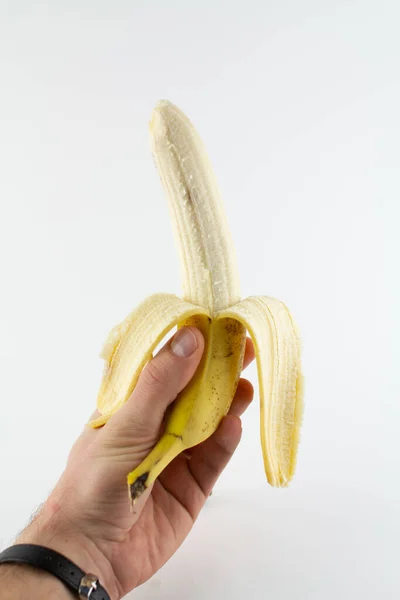 Banană Coaptă Decojită Mână Fundal Alb — Fotografie, imagine de stoc